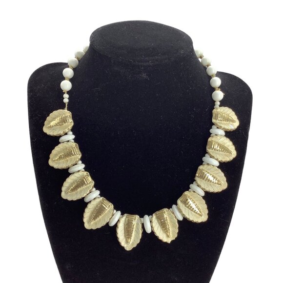 Vtg Made in Japan Leaf Necklace Coastal Style Faux Shell White Gold Tone Boho - Picture 1 of 7